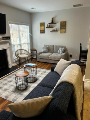Cozy Townhome Near Stone Mountain and Amenities